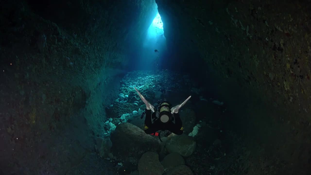 水下摄影潜水员海底水下探索海底峡谷洞穴视频下载