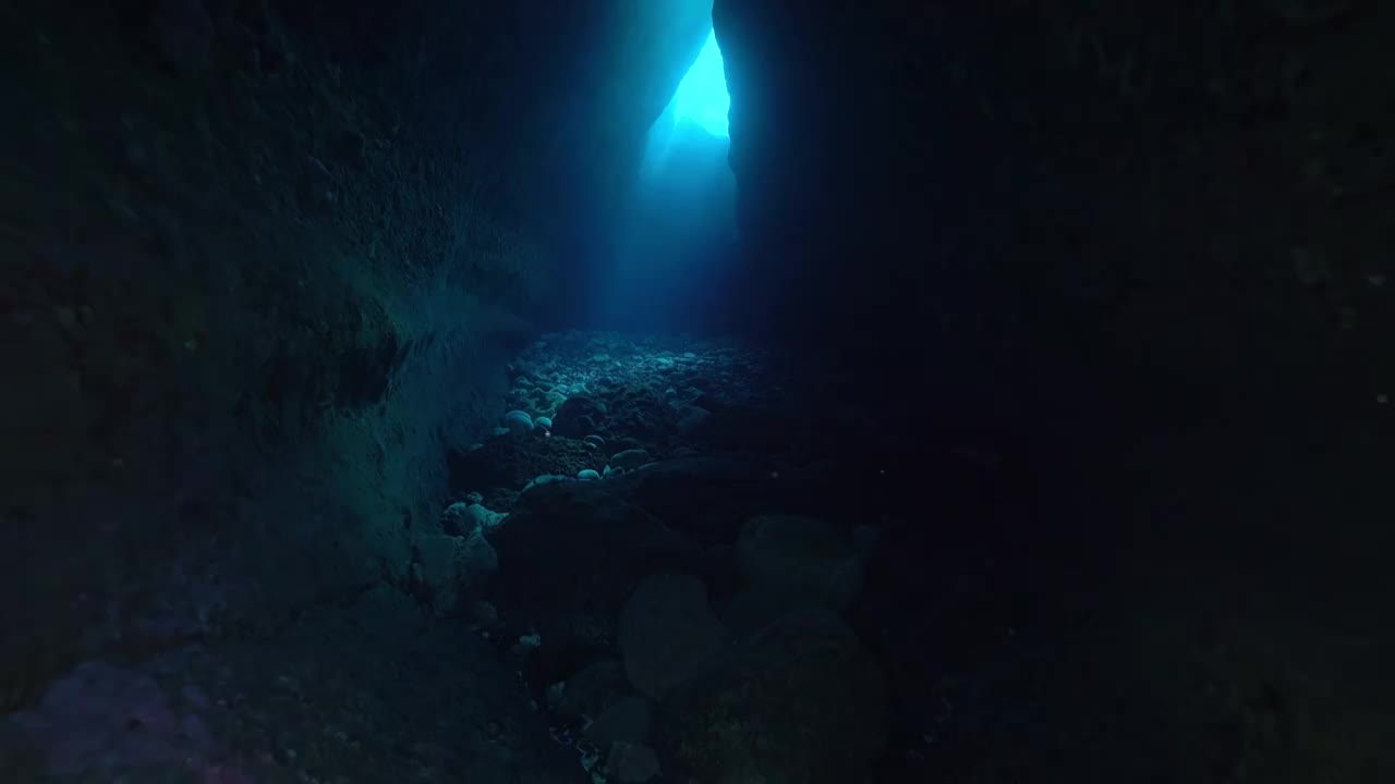 水下摄影绿岛海底峡谷洞穴视频下载