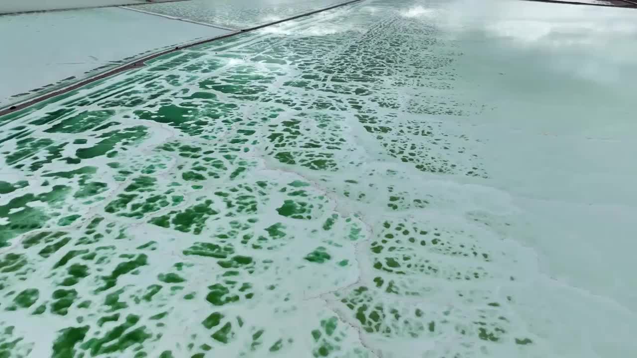 航拍青海茫崖翡翠湖风光视频素材