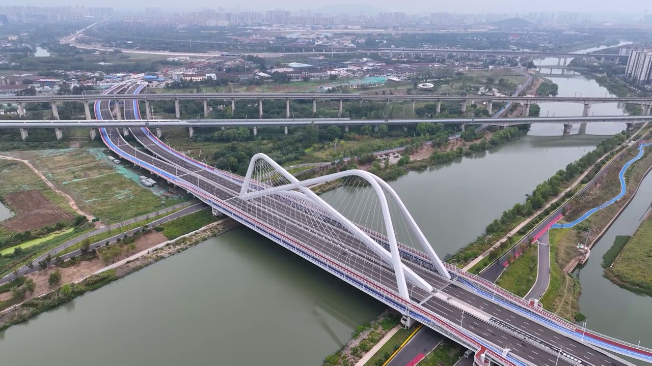 秦淮湾大桥和行进中的高铁，江苏南京视频素材