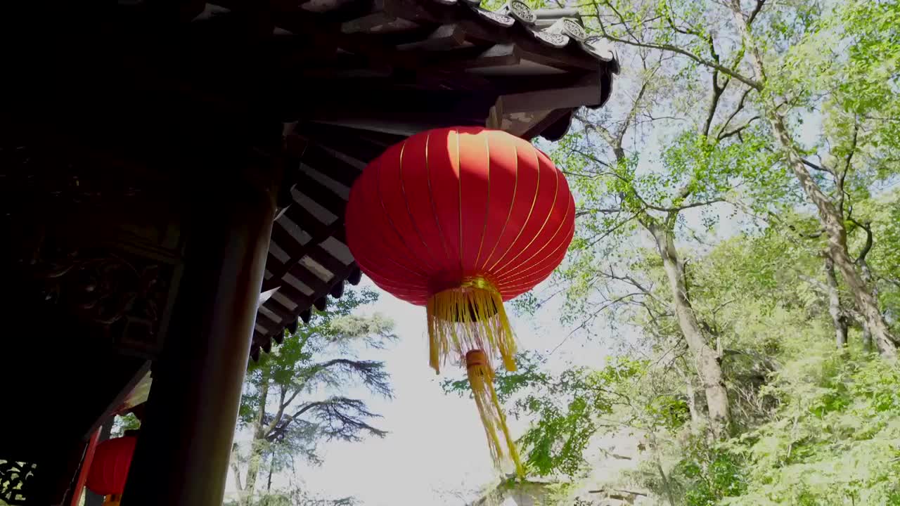 在中国传统节日里悬挂的红灯笼，中国灯笼视频素材