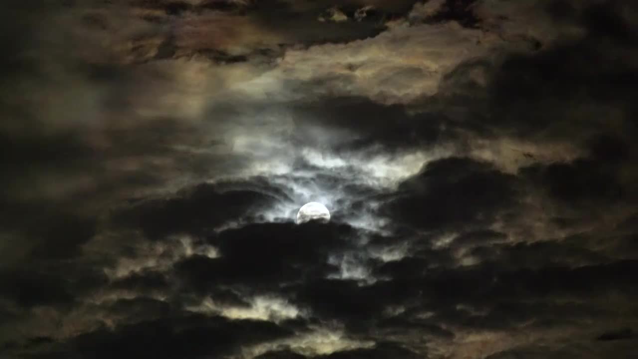 流动的云和月亮视频素材