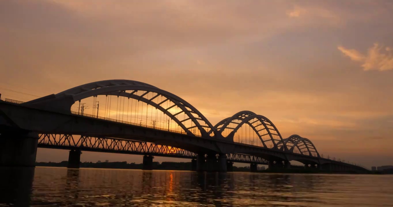 日落时分哈尔滨松花江大桥4K延时摄影视频素材