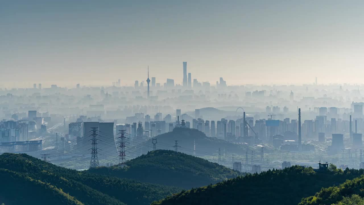 晨雾中的北京城风光视频下载