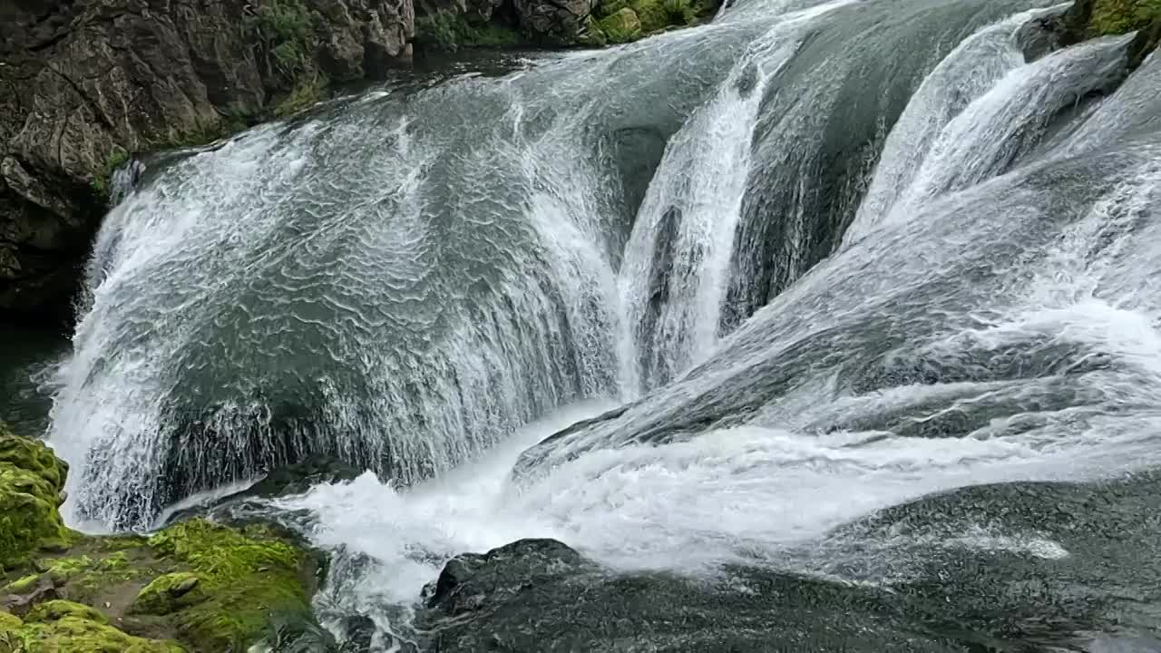 山间溪流瀑布240p十倍升格慢镜头视频下载