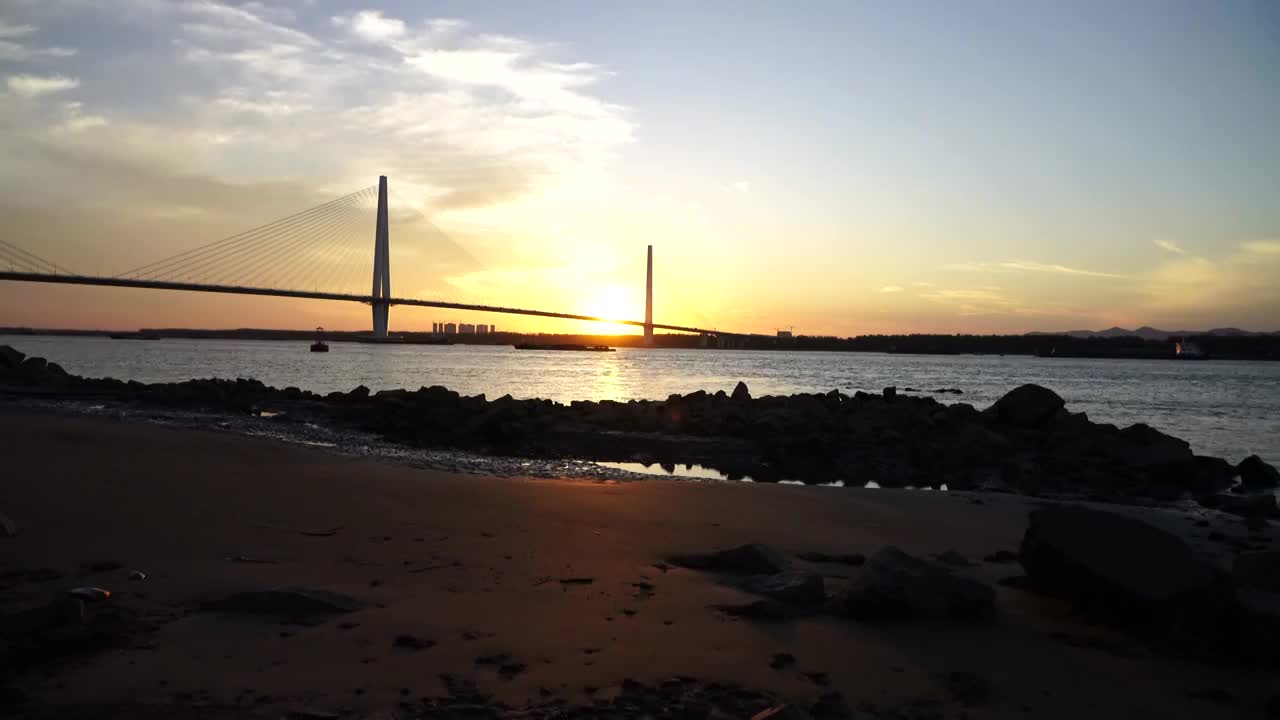 南京江心洲长江大桥（南京长江第五大桥）和长江的日落风光视频素材