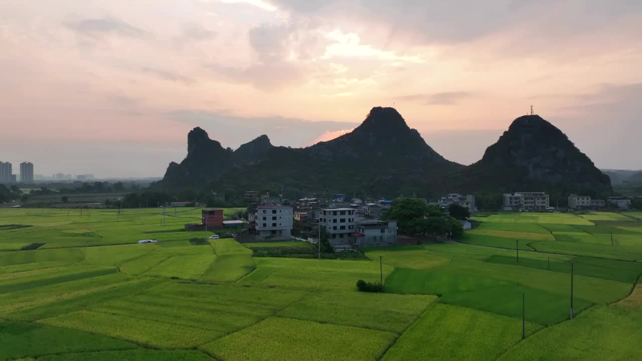 秋天夕阳下桂林山周围的村庄和稻田视频素材