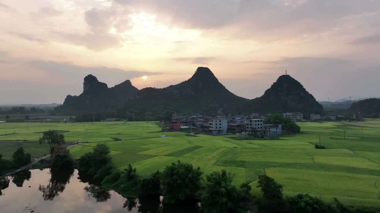 秋天夕阳下桂林山周围的村庄和稻田视频素材
