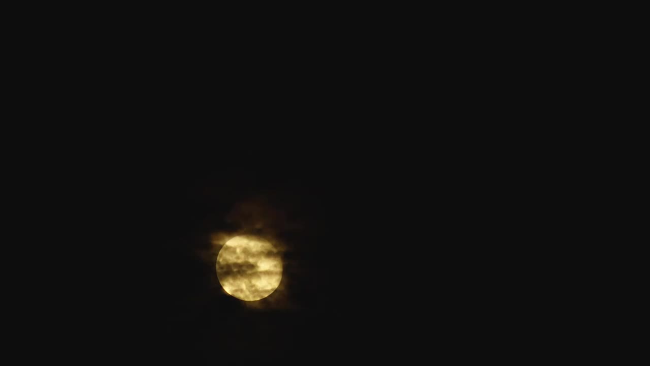 月亮在夜空中升起视频素材