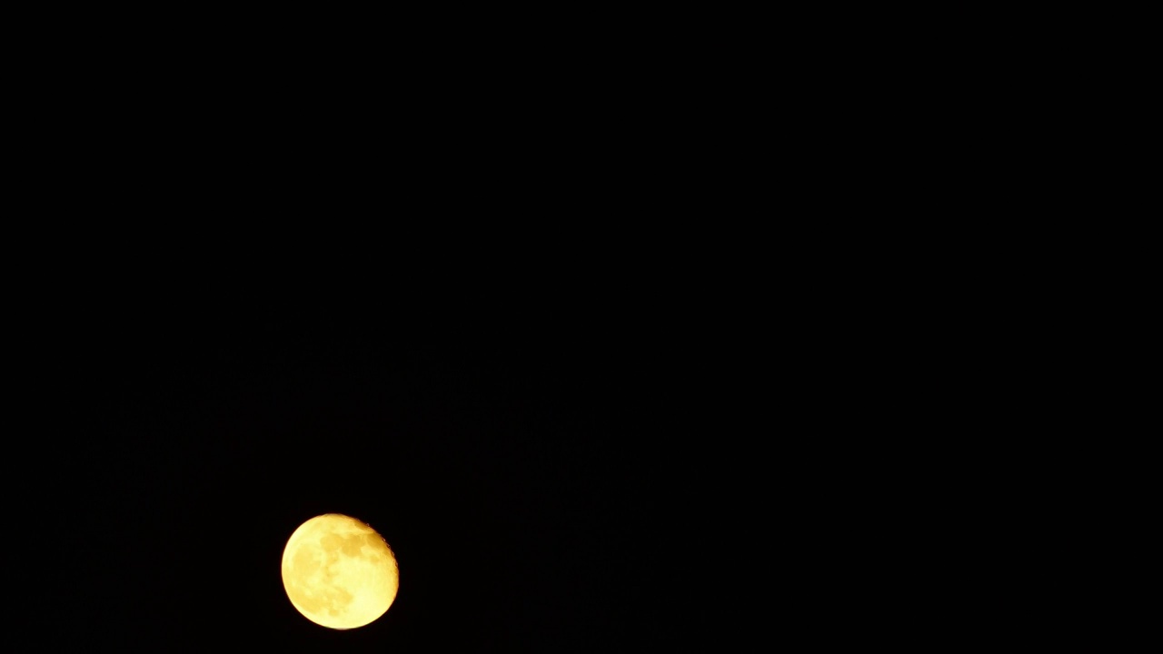 月亮在夜空中升起视频素材