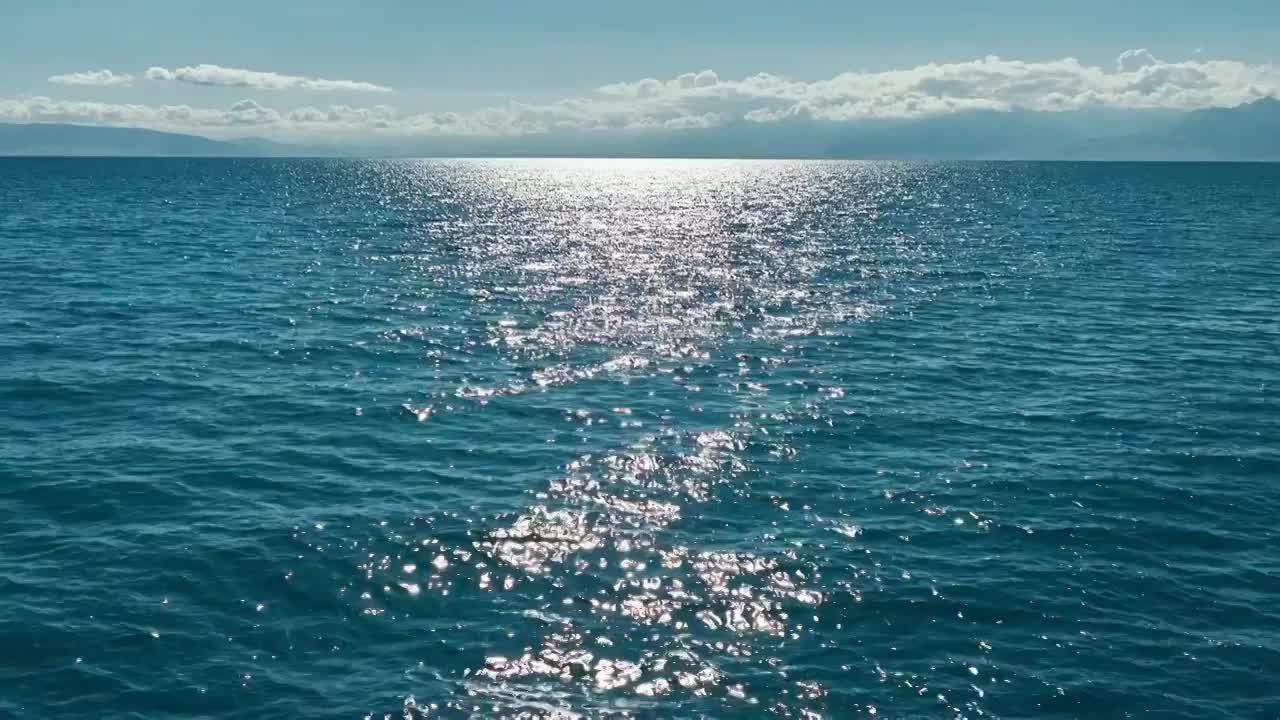 唯美慢镜头波光粼粼的水面视频下载