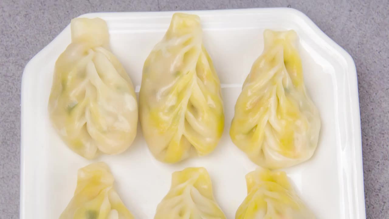 中国传统早点饺子煎饺4k视频滑轨平移视频素材