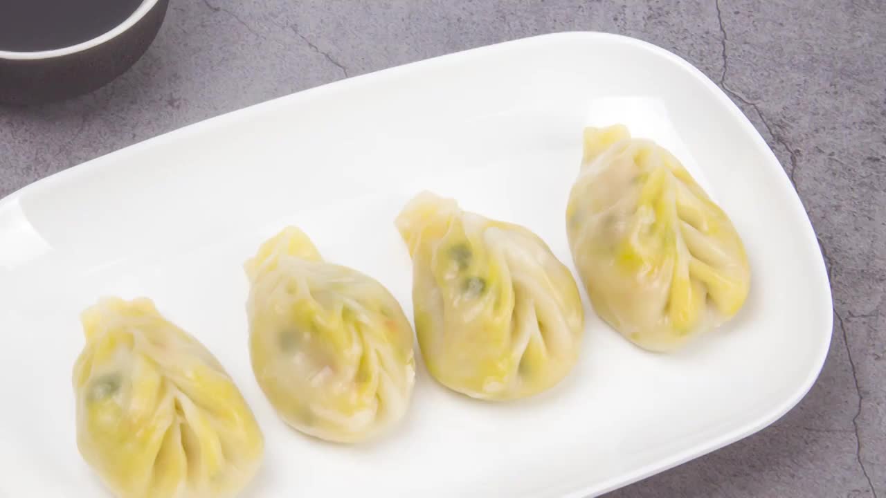 中国传统早点饺子煎饺4k视频滑轨平移视频素材