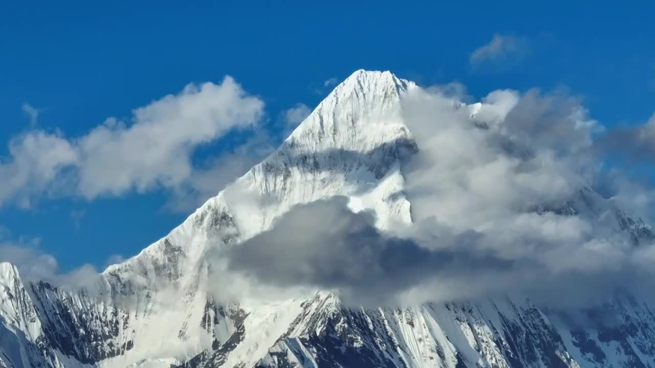 四川甘孜子梅垭口拍摄贡嘎山顶漂浮的云视频素材
