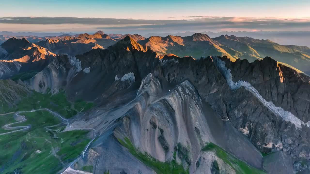 川西高原的连绵山体视频素材