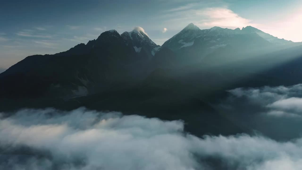 川西的雪山云海视频素材