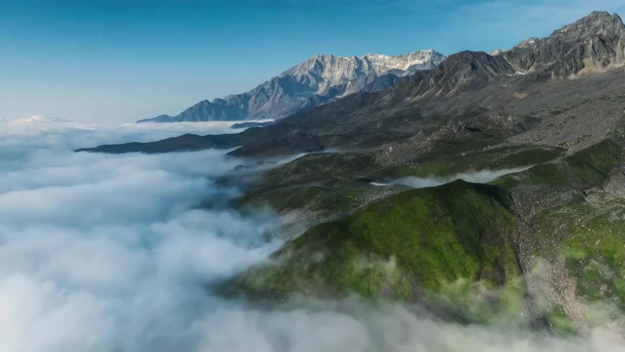 川西的雪山云海视频素材