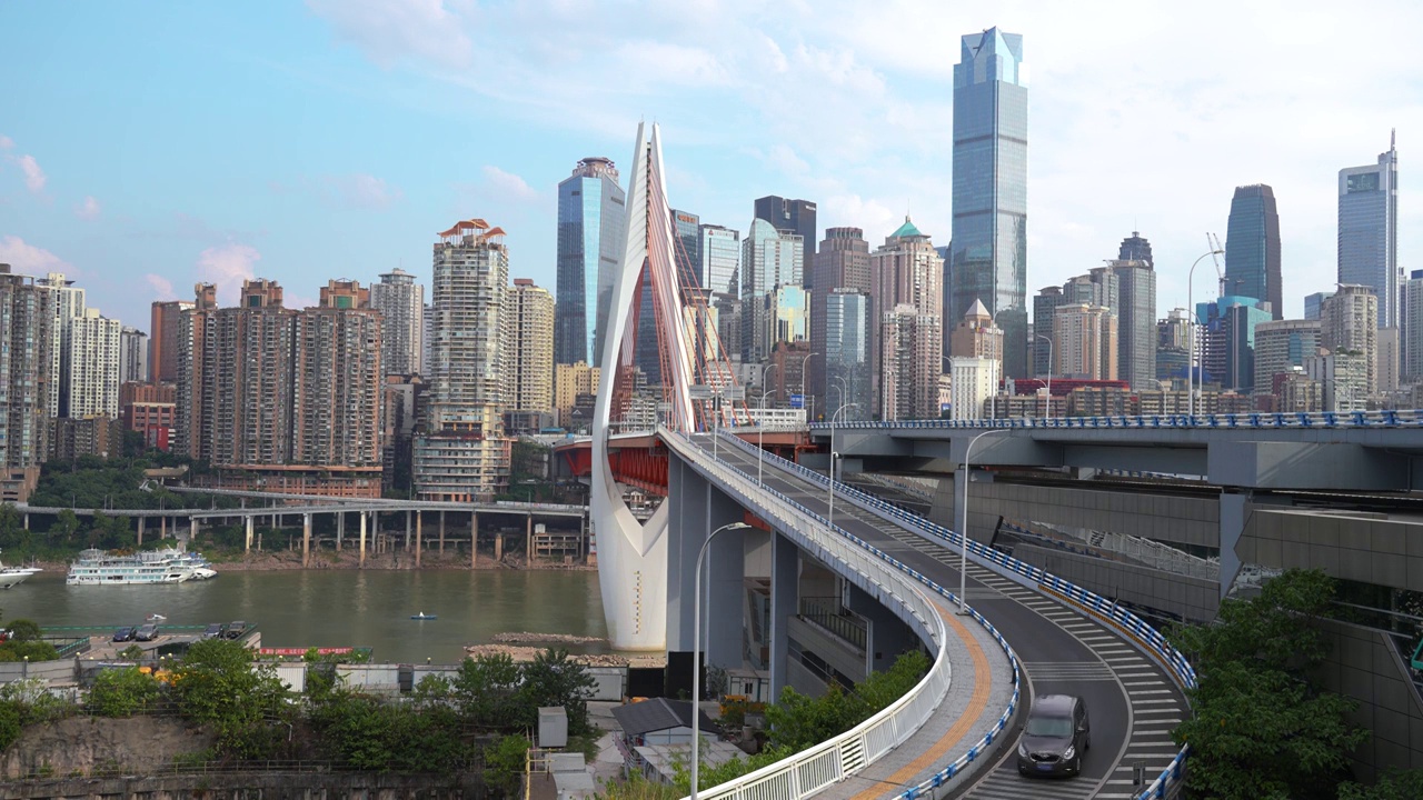 重庆地标天际线高楼群与千厮门大桥车流视频下载