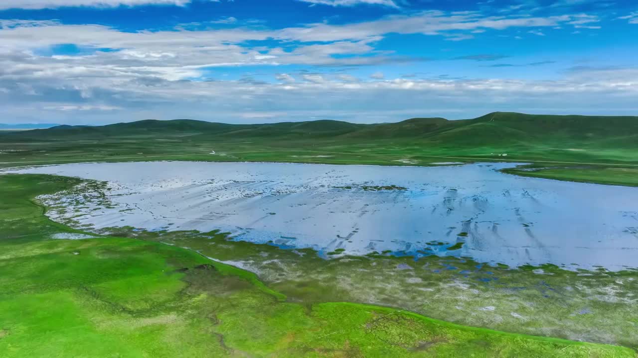 若尔盖草原上的大片水域视频下载