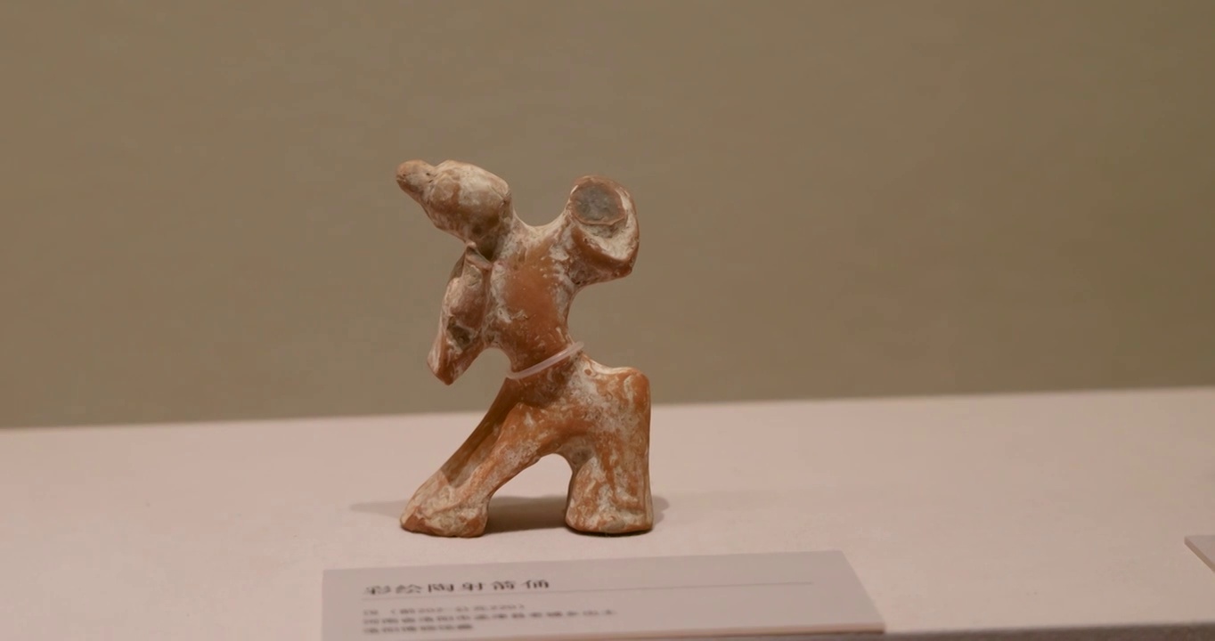 文物古董： 洛阳孟津县出土的汉代 彩绘陶射箭俑视频素材