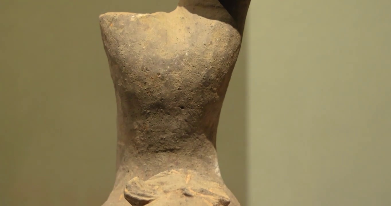 文物古董：宜宾崖墓出土的东汉时期 陶倒立俑视频素材