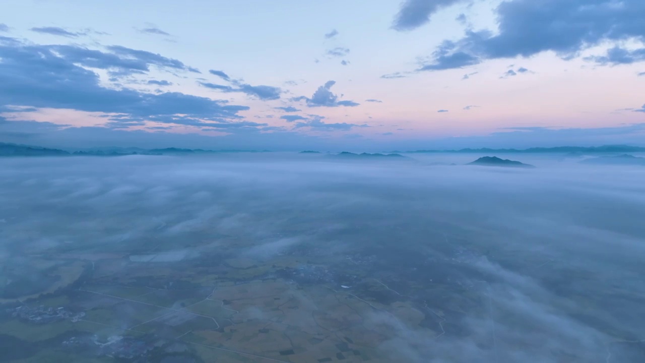 秋天清晨日出时分田野大地上笼罩着一层薄雾视频素材