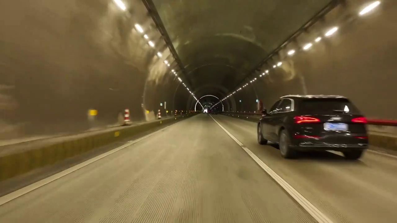平行视觉拍摄汽车穿越高速公路隧道视频下载