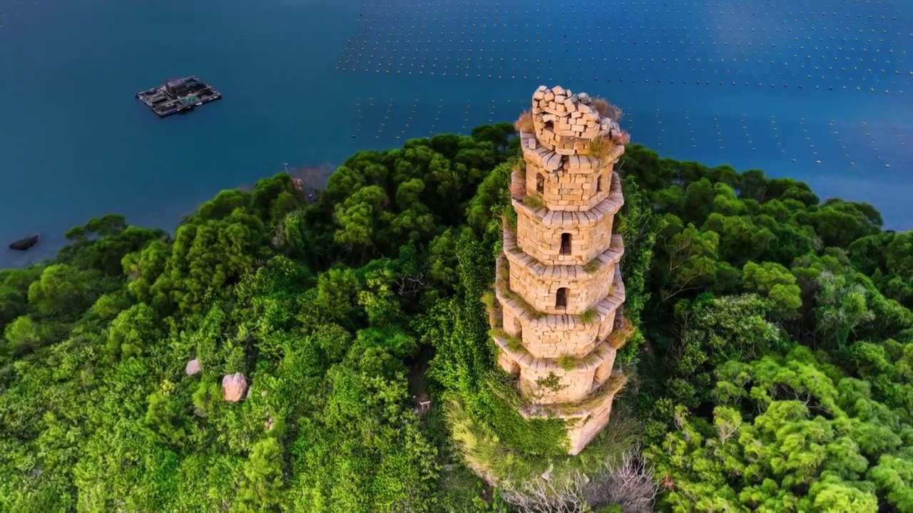 清代古塔矗立在海上孤岛上视频下载