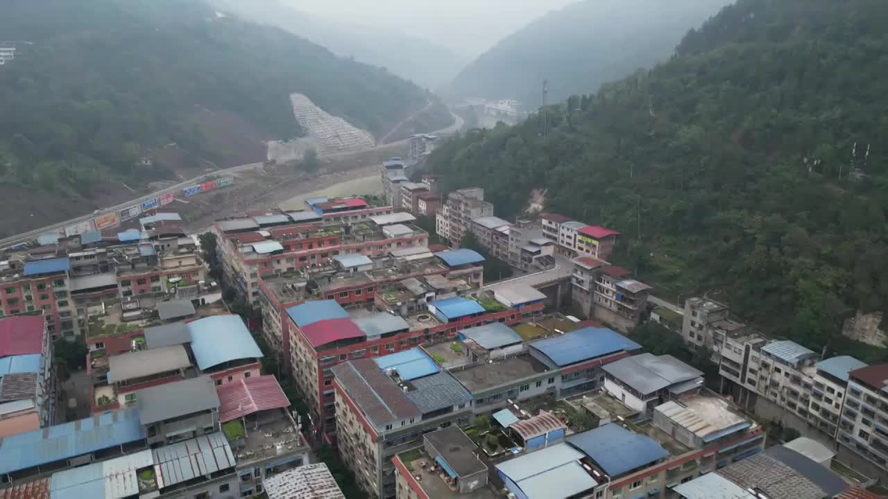 俯瞰山城小镇自然风光美景航拍镜头视频素材