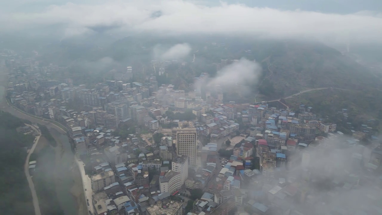 俯瞰山城小镇云上航拍镜头视频素材