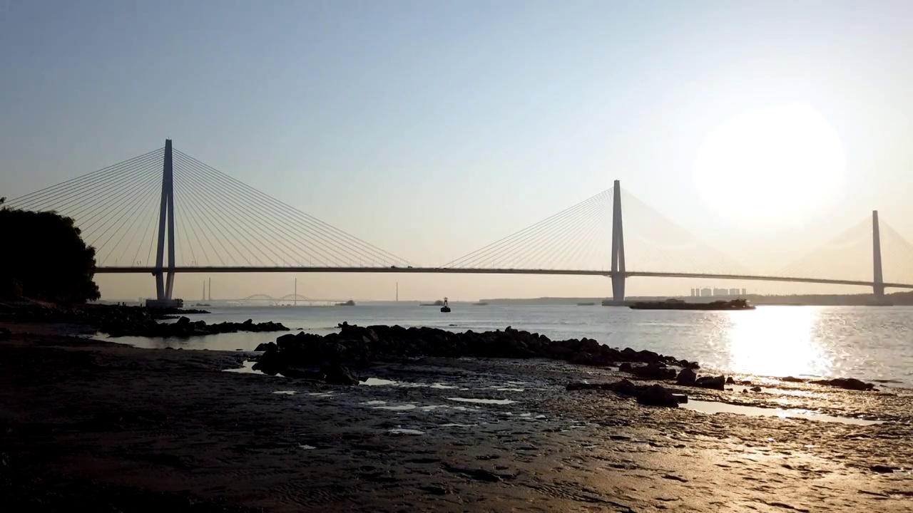 南京江心洲长江大桥（南京长江第五大桥）和长江风光的延时摄影视频素材