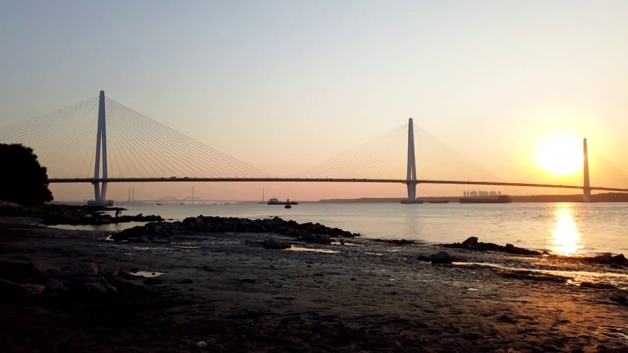 南京江心洲长江大桥（南京长江第五大桥）和长江日落的轨迹延时摄影视频视频素材