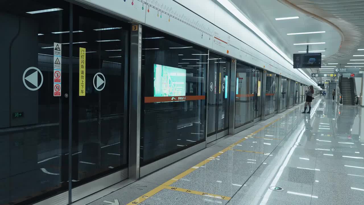 城市轨道交通地铁进站出站乘客上下客视频下载