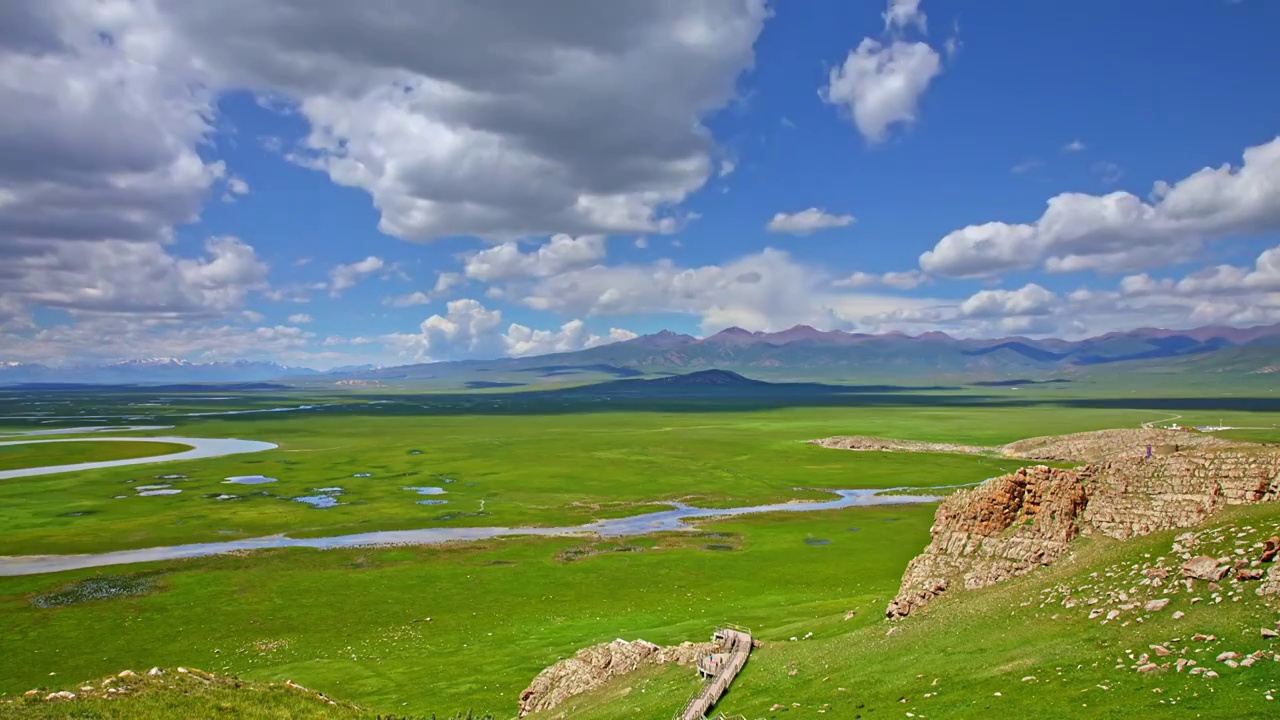 中国新疆绿色草地河流山脉自然风光视频下载