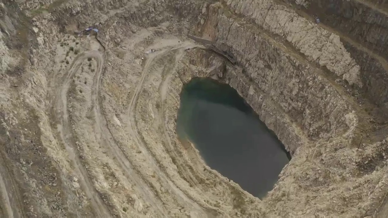 新疆可可托海三号矿坑视频素材
