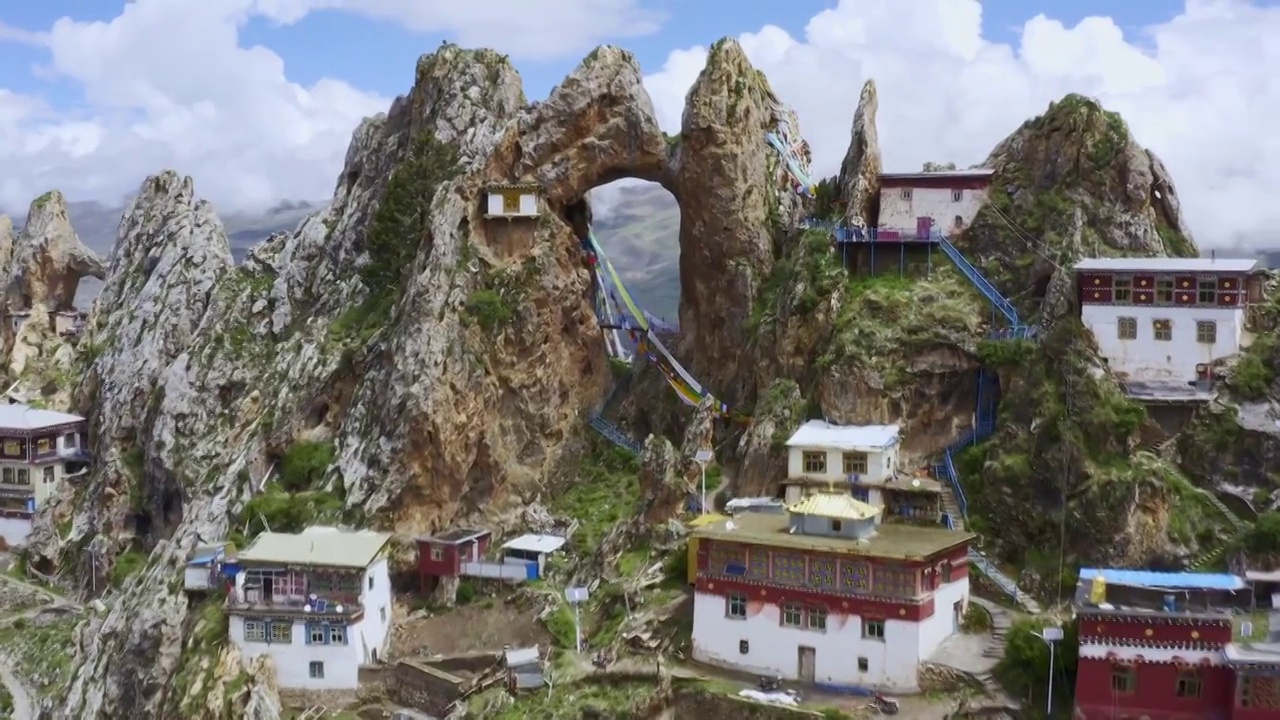 无人机穿过孜珠寺悬崖上的石洞视频下载