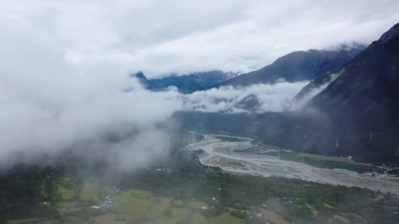 航拍云雾缥缈的嘎朗村风光视频素材