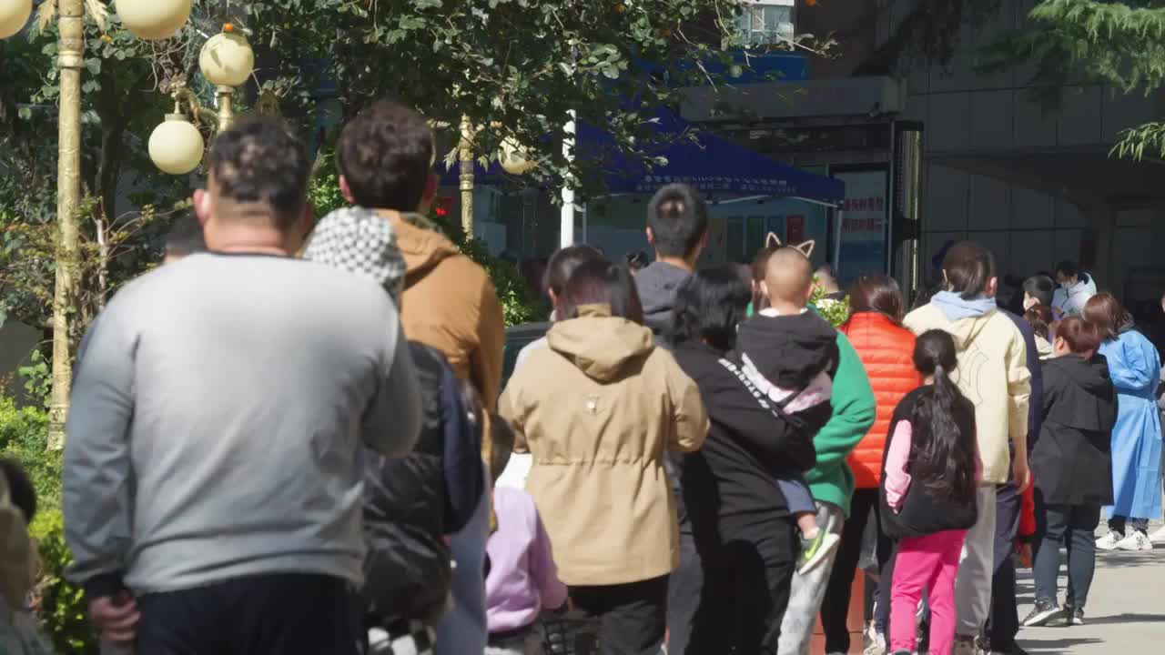 亚洲中国人城市居民排队做核酸做检查视频下载