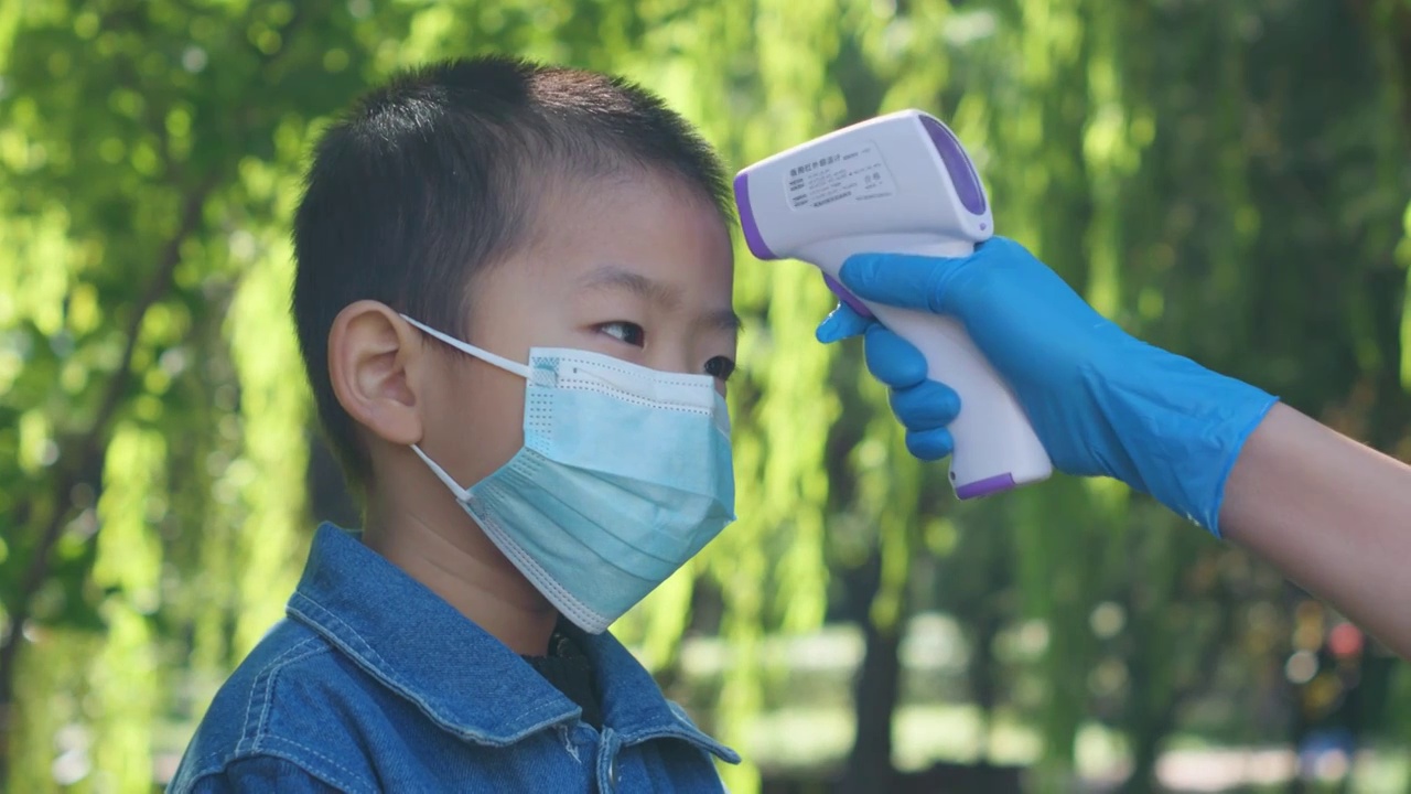 中国人小朋友戴口罩测温核酸检测安全防护视频下载