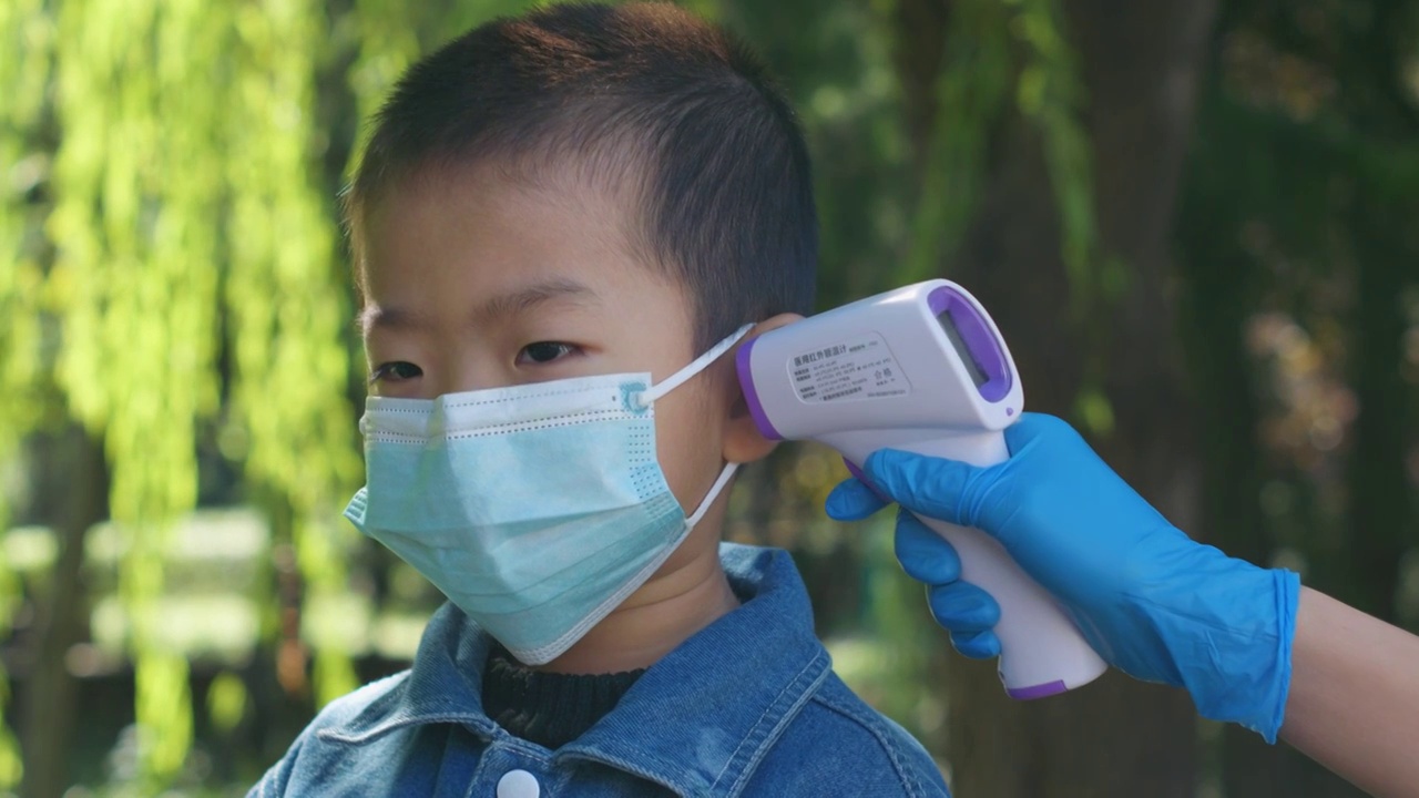 中国人小朋友戴口罩测温核酸检测安全防护视频下载
