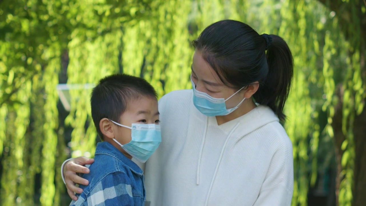 中国人母子戴口罩测温安全防护视频下载