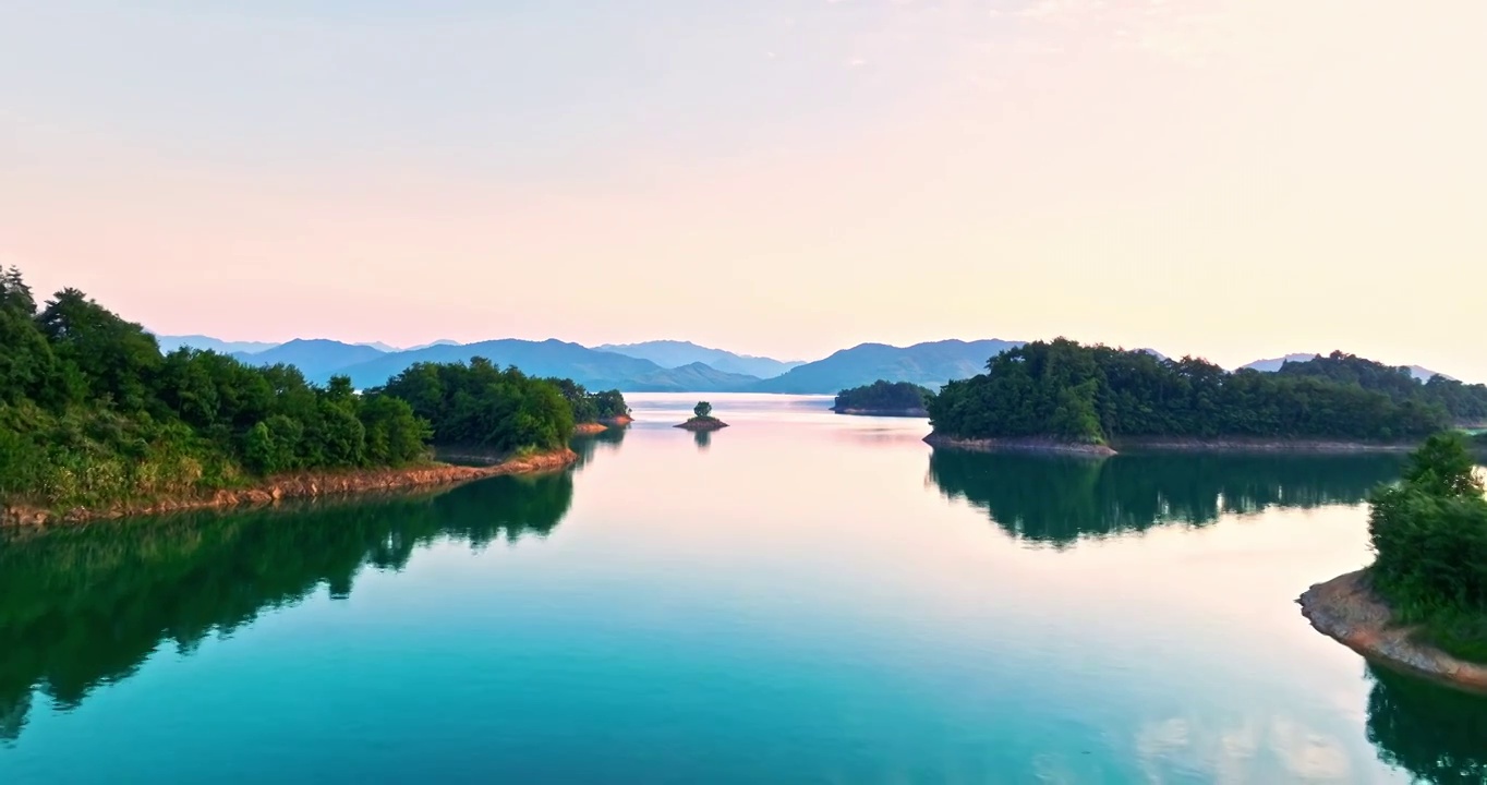 航拍日落时中国杭州千岛湖自然风光视频下载