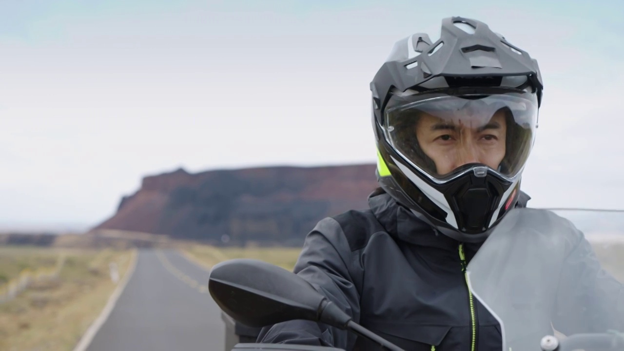 男子骑摩托车旅行视频下载