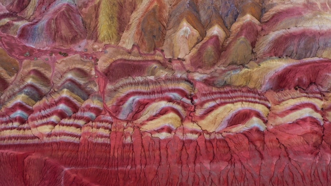 张掖丹霞地质公园，张掖丹霞，航拍张掖七彩丹霞，丹霞地貌的纹理，红色的岩石，河西走廊视频素材
