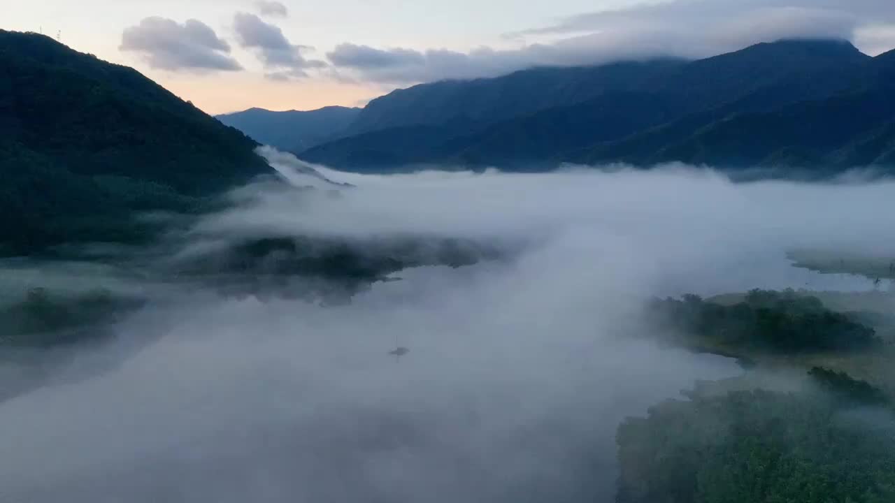 清晨的大九湖，大九湖的雾，神农架大九湖的云雾，缥缈的风景，如梦似幻视频素材