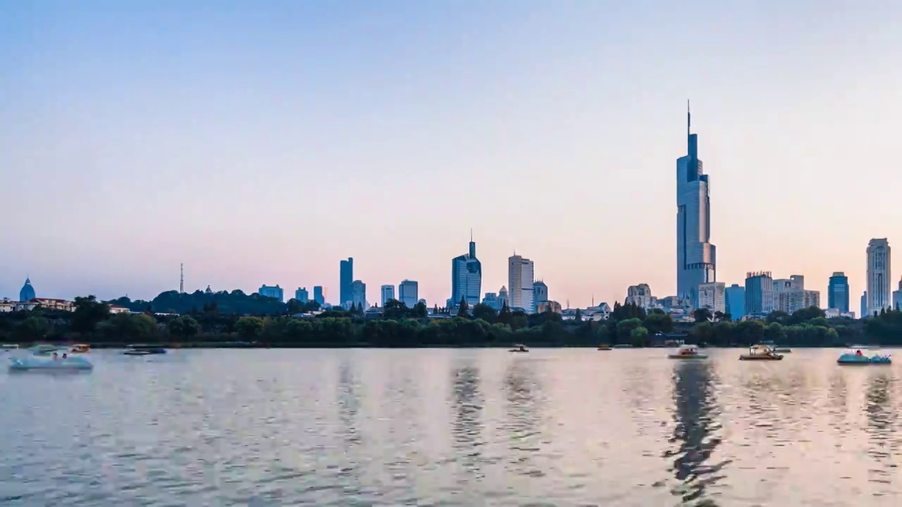 中国江苏南京紫峰大厦和玄武湖上的游船延时摄影航拍夜景视频素材