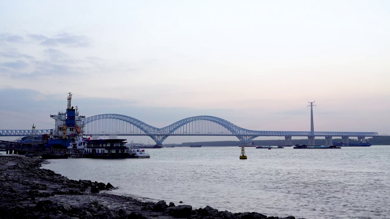南京大胜关长江大桥（南京长江第三大桥）铁路桥的建筑风光视频下载