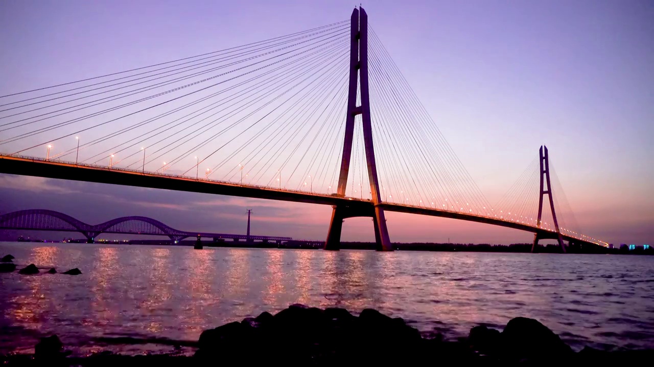 晚霞余晖中的南京大胜关长江大桥（南京长江第三大桥）的夜景风光视频下载