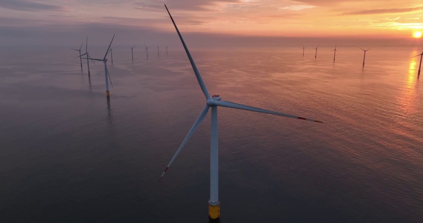海上的风力发电航拍视频素材