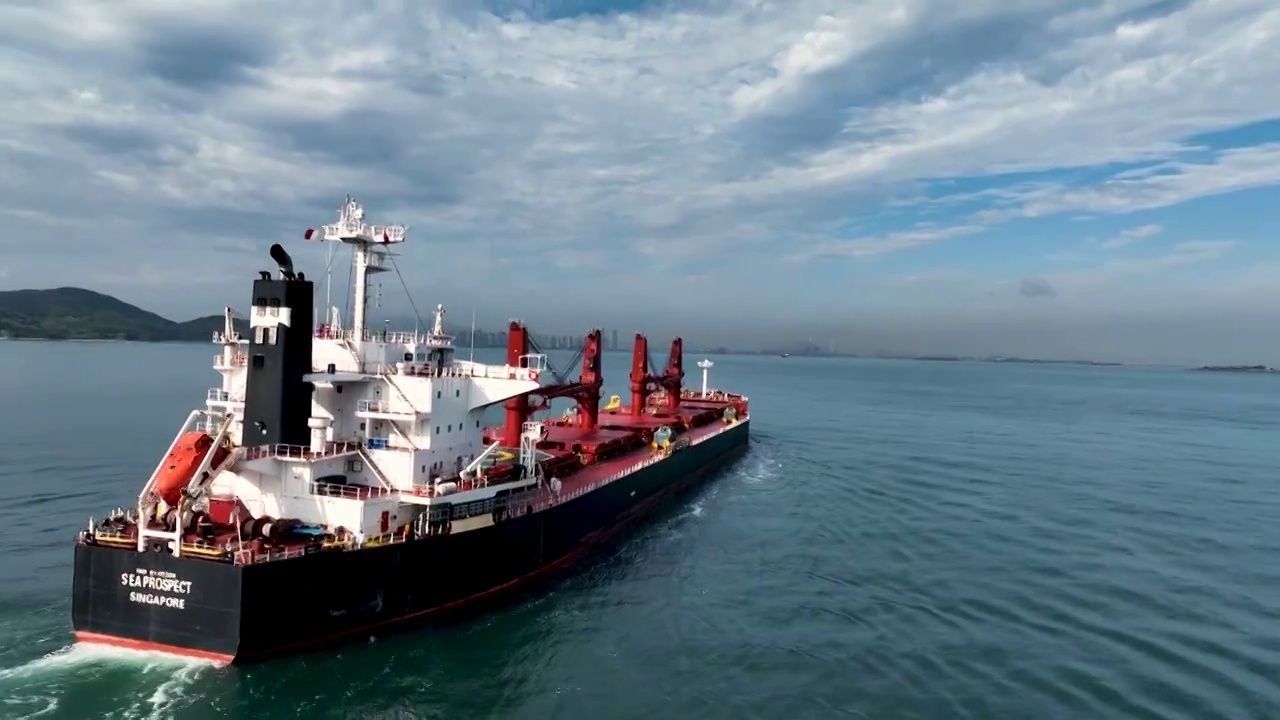 海中行驶的大货轮视频素材